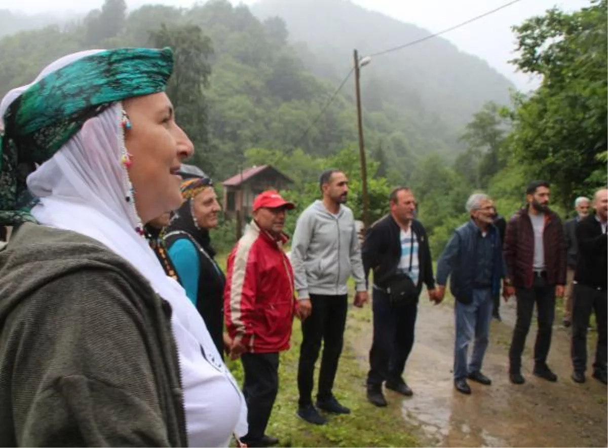 Bal ormanında 'taş ocağı iptal' kararına horonlu kutlama