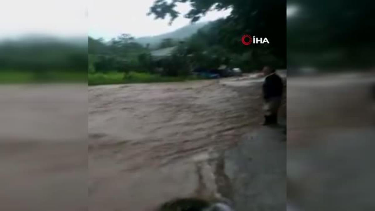 Evden yola ip çekerek dere gibi akan suyun içerisinden geçtiler
