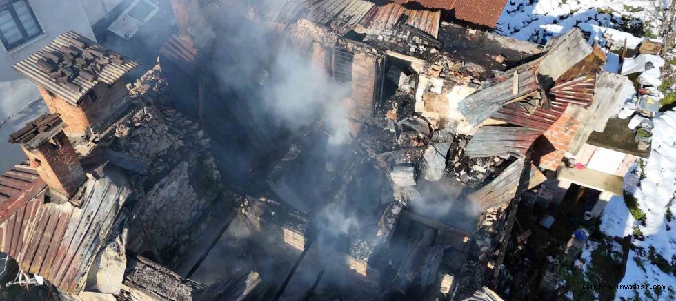 HEMŞİN'DEKİ YANGINDA ÜÇ EV YANDI