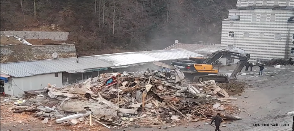 KENTSEL DÖNÜŞÜME DİRENEN BİR BİNA DAHA YIKILDI