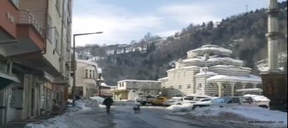 YOĞUN KAR HEMŞİN'DE ULAŞIMI ETKİLEDİ