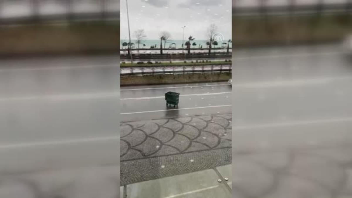 Rüzgar nedeniyle çöp konteyneri trafikte sürüklendi