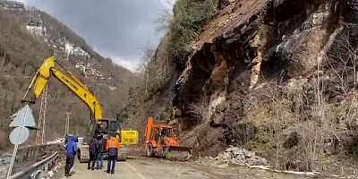 Hemşin'de Heyelan Karayolu Kapattı