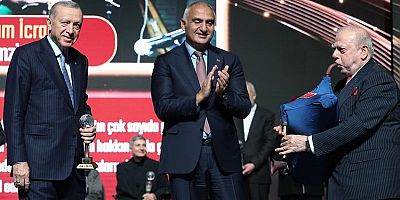 REMZİ BEKAR ÖDÜLÜNÜ CUMHURBAŞKANI'NIN ELİNDEN ALDI